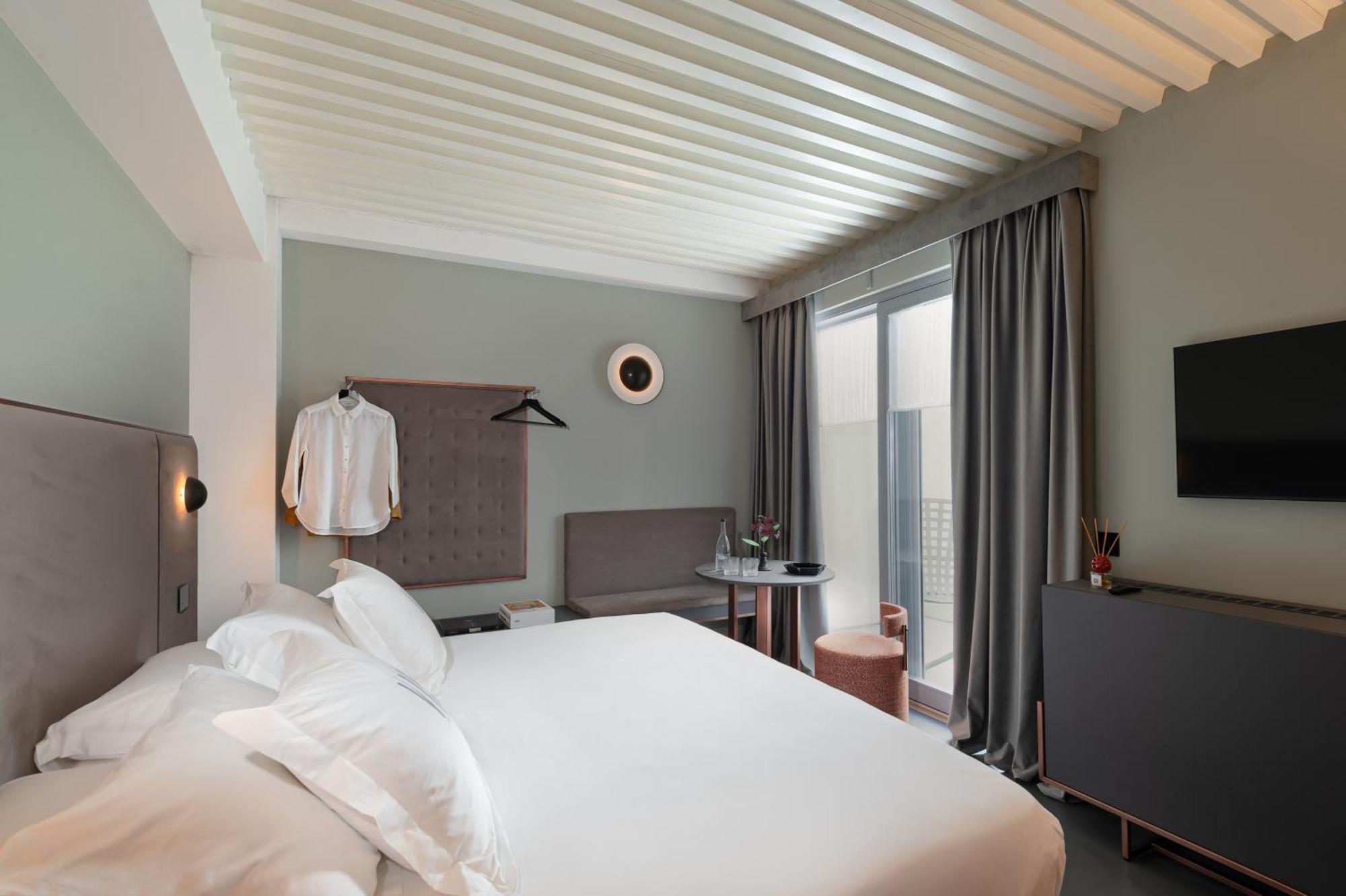 Zimmer mit Queensize-Bett und Whirlpool-Badewanne